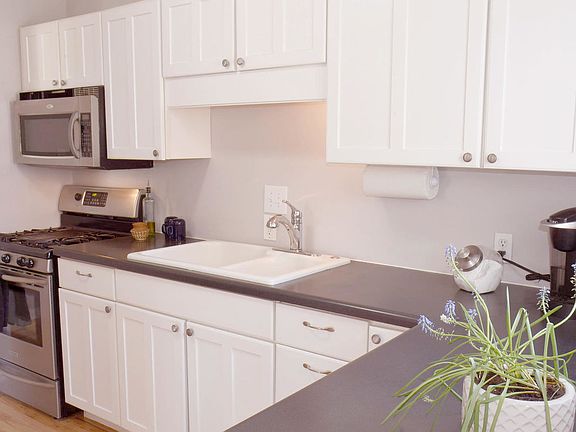 3rd image of 1013 Princeton Dr SE