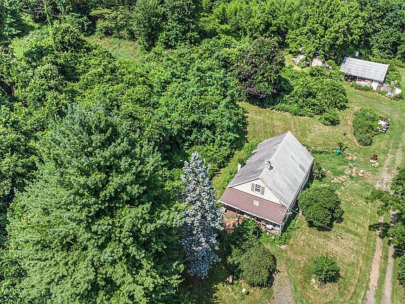5th image of 28 Bossert Ln