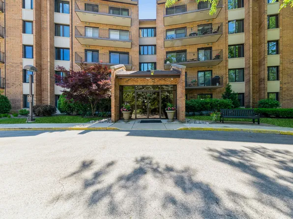 601 Lake Hinsdale Dr APT 103, Willowbrook, IL 60527