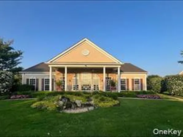 21 Virginia Pine #21, Bay Shore, NY 11706