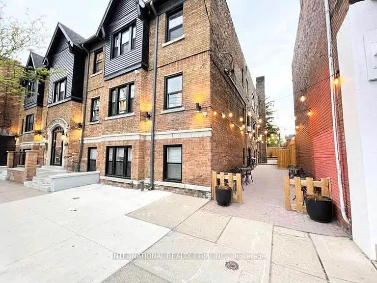1094 College St #11 — Photo 15