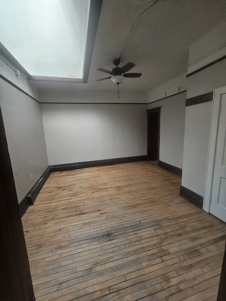 Building Photo - 918 1/2 Ludington St #2