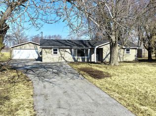 946 W Arlington Ln, Crete, IL 60417