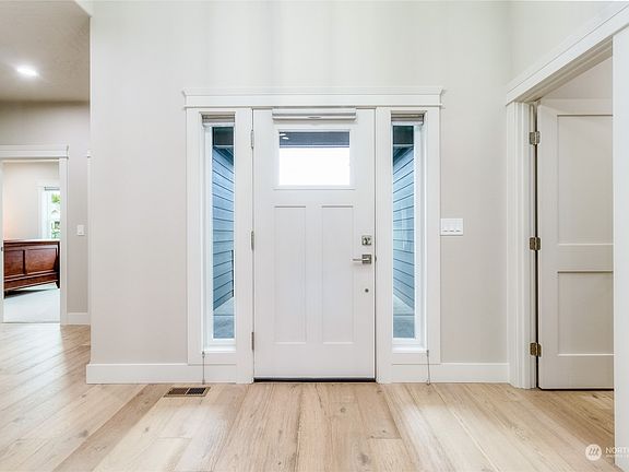 4th image of 819 SE Whispering Creek Court