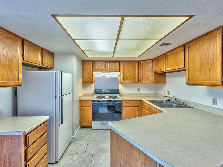 587 Sellers Pl — Photo 6