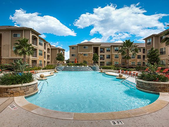 Resort-style Swimming Pool