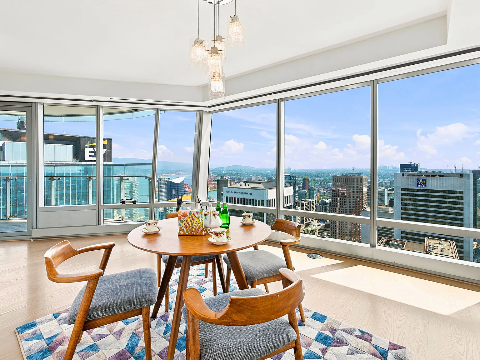 2 bed, 1565 sqft, $9,800 — Photo 4