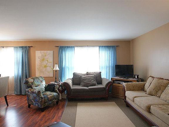 4th image of 120 E Berkley Dr