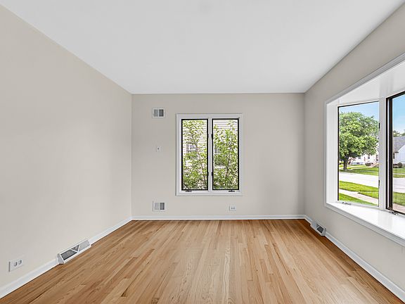 4th image of 17513 Community St
