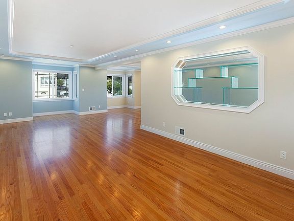 4th image of 301 Accacia St