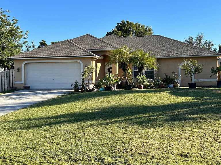 1736 SW 15th St — Photo 1