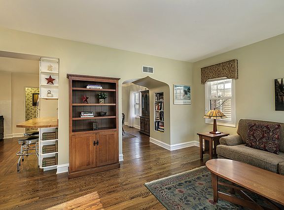 4th image of 940 Forest Ave