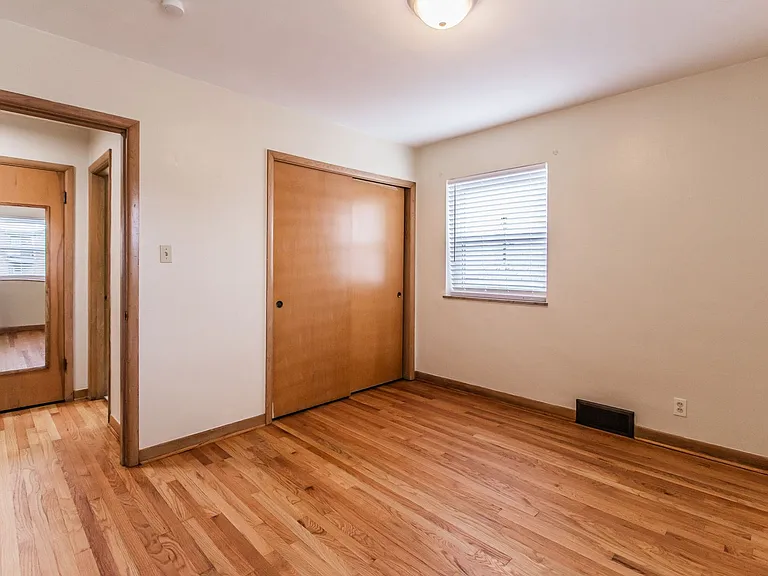 (605) 5005 Winona — Photo 10