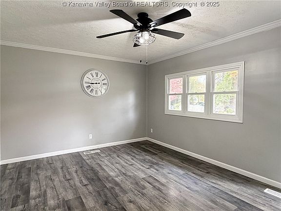 4th image of 205 Sun Valley Dr