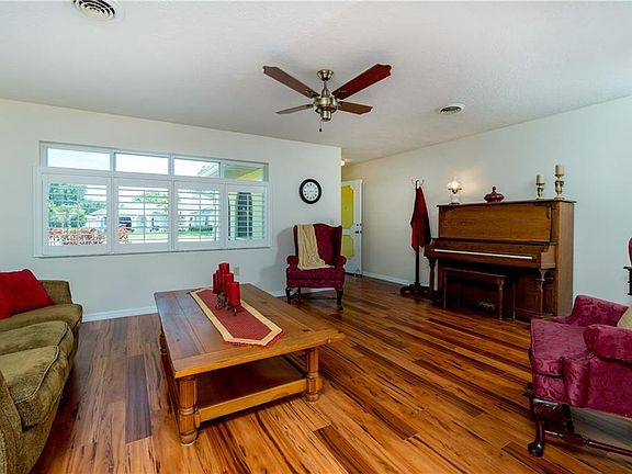 2nd image of 1010 Oleander St