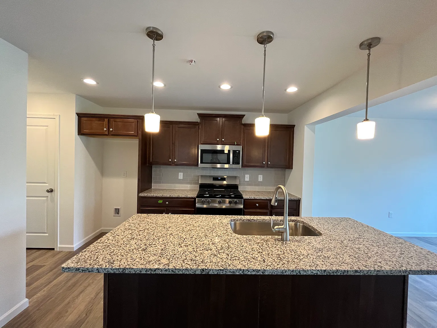 3 bed, 2.5 bath, 1947 sqft, $2,595 — Photo 3