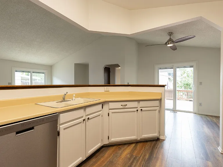1610 Ervine Ave — Photo 7