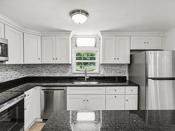 5th image of 331 Stratford St