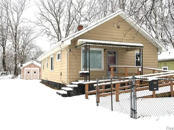2225 Hoff St, Flint, MI 48506