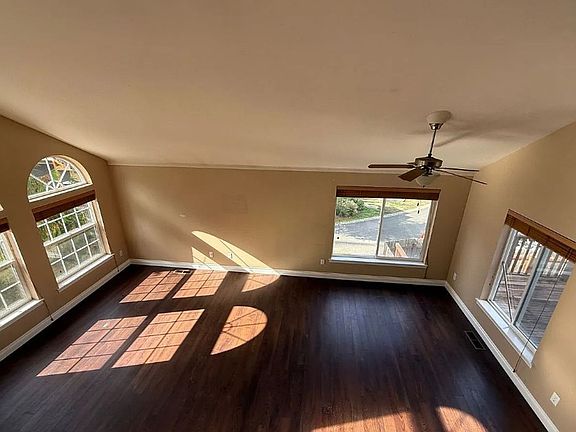 4th image of 829 Blueberry Ln