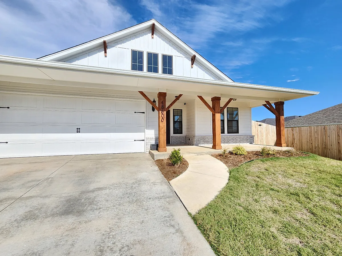 Building Photo - 18600 Luna Dr