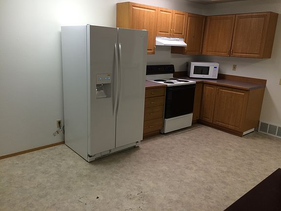 Large kitchen with newer appliances including refrigerator,
