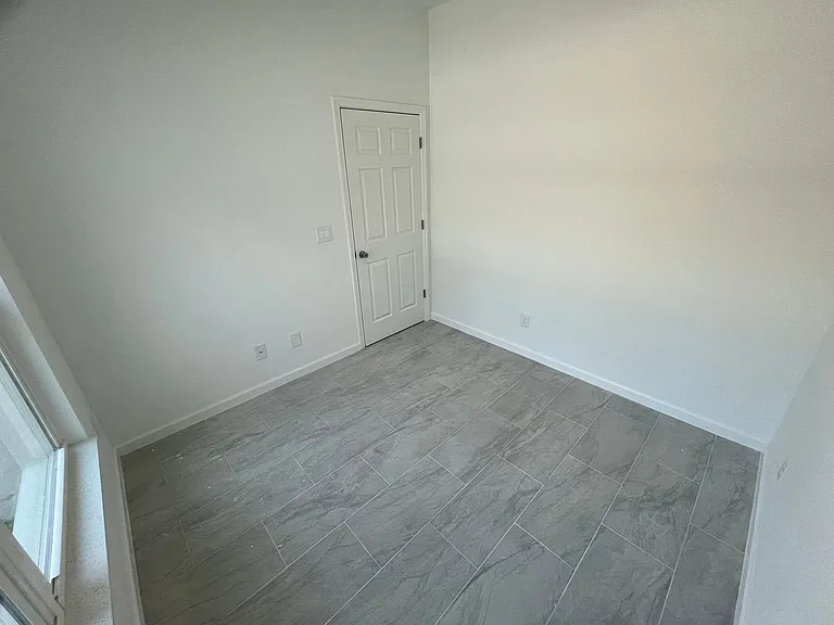 2513 22nd St W — Photo 5