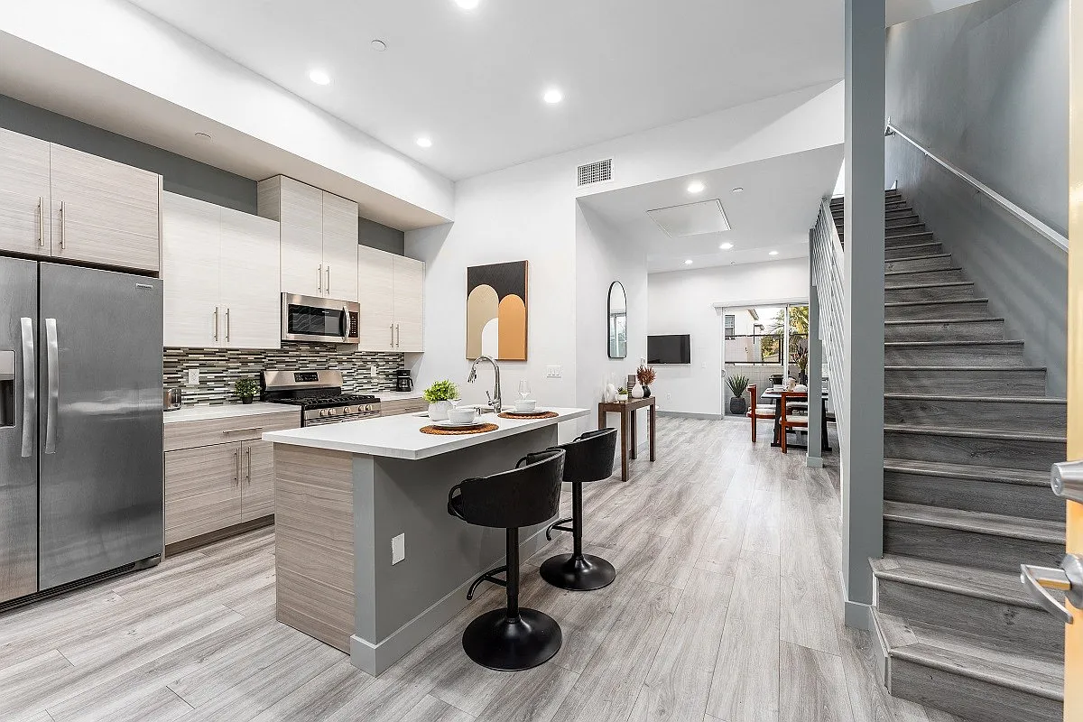 Lido Apartments - 4025 Grandview — Photo 4