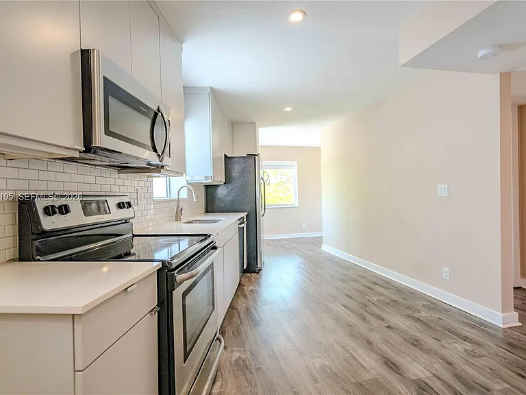 2400 NE 26th St #8 — Photo 5