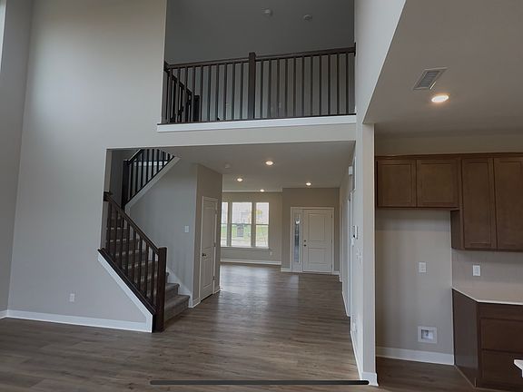4th image of 9799 Creekside Cir
