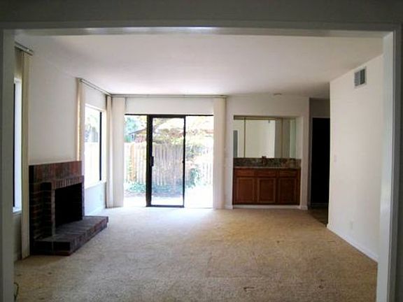 Living Room/walk-up wet bar