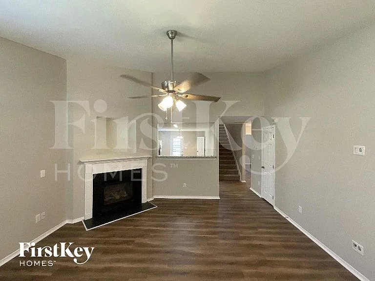 520 Martha Ct — Photo 2