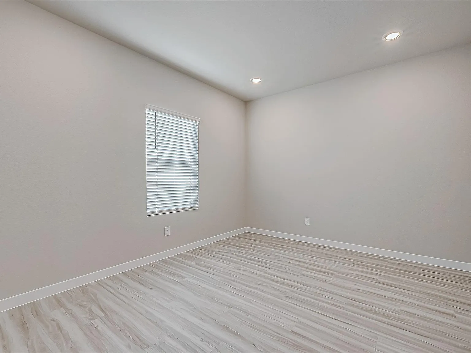 4 bed, 2.5 bath, 2787 sqft, $2,800 — Photo 2