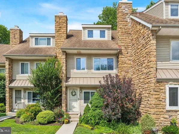 221 Carriage Ct #221, Wayne, PA 19087