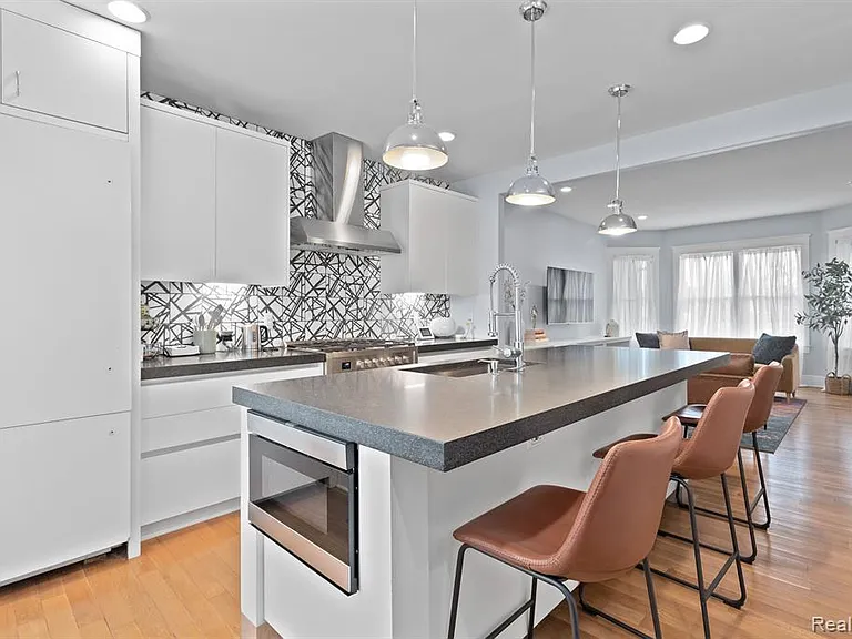 370 E Grand Blvd — Photo 10