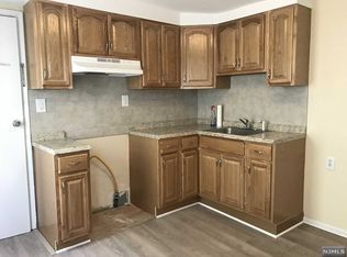 49 Downing St, Newark, NJ 07105