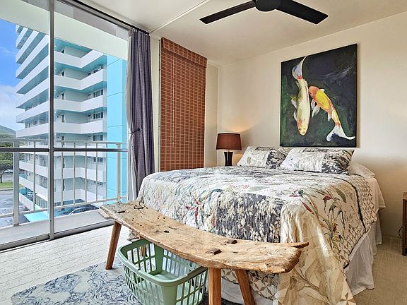 Master Bedroom, view of Diamond Head and sunrise. A walkable lanai entrance.