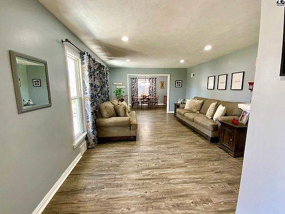 3rd image of 42 Circle Dr