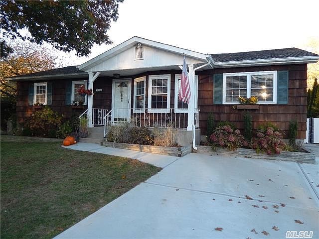 1st image of 38 Newpoint Ln