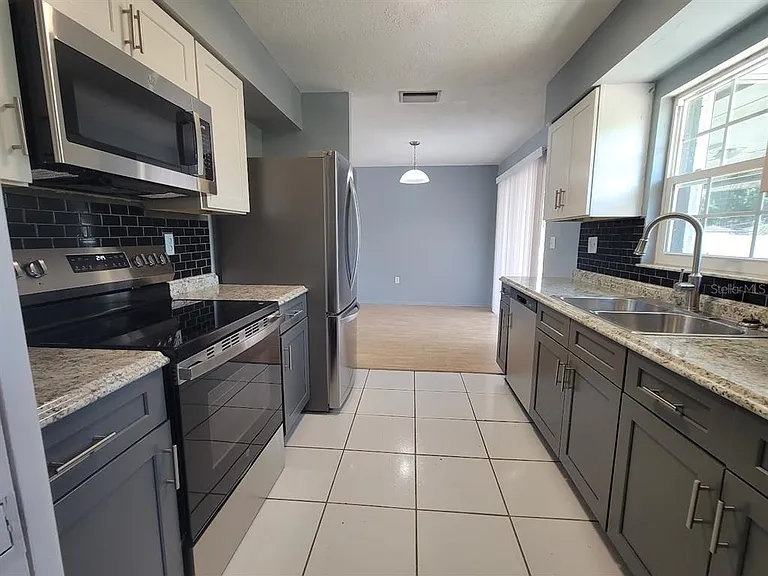 22329 Niagara Ave — Photo 2