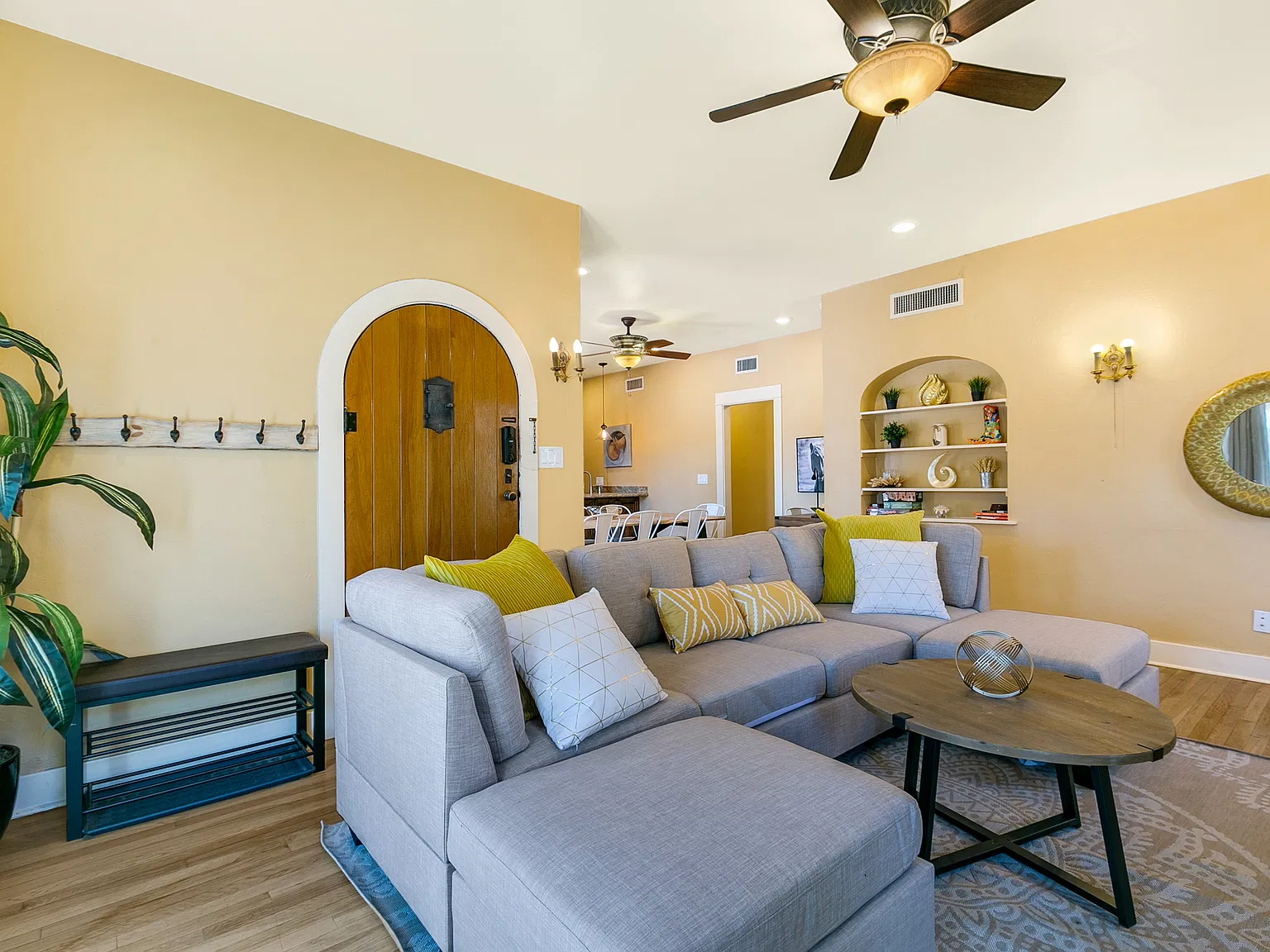 4 bed, 2517 sqft, $4,799 — Photo 4