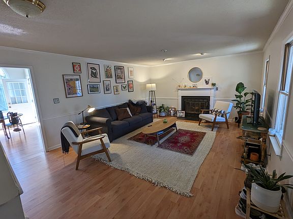 Living room (view upon immediate entry)