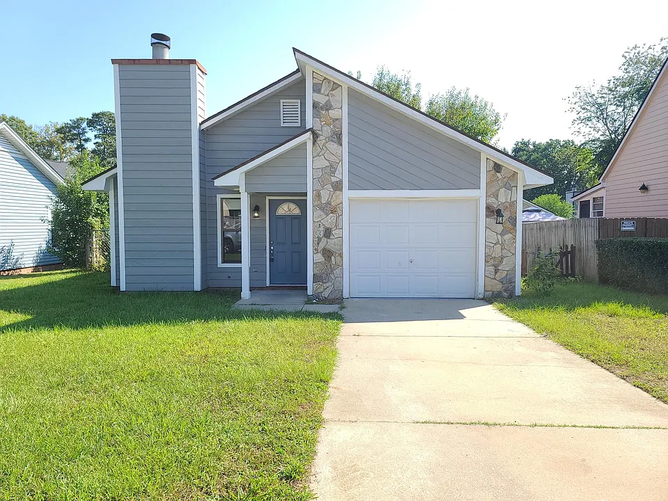 533 Hollyberry Ln