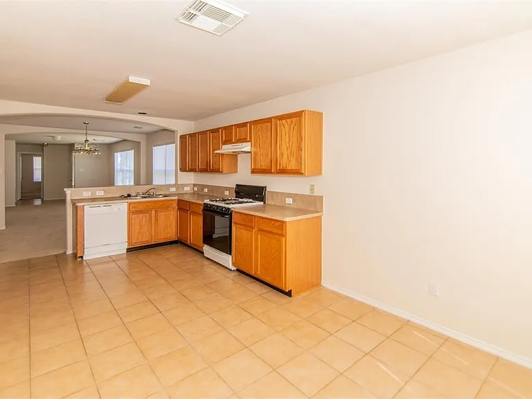 814 Bandon Ln — Photo 6
