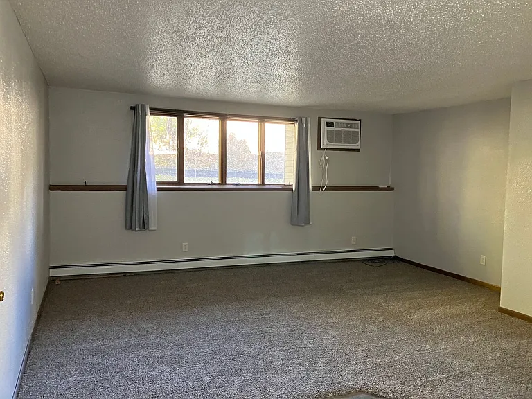 1218 3rd St NE — Photo 3