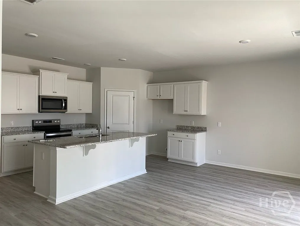 4 bed, 2.5 bath, 2005 sqft, $2,800 — Photo 4