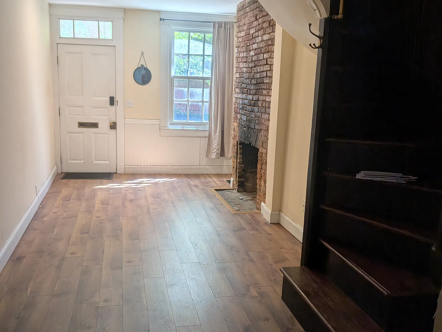 3 bed, 1.5 bath, 1800 sqft, $1,800 — Photo 2