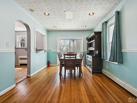 4th image of 77 Evergreen Ave
