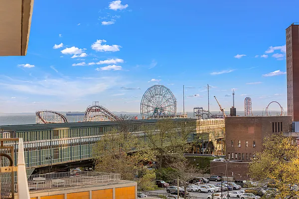 Sold by Thomas Lipovetsky, LREB | media 12
