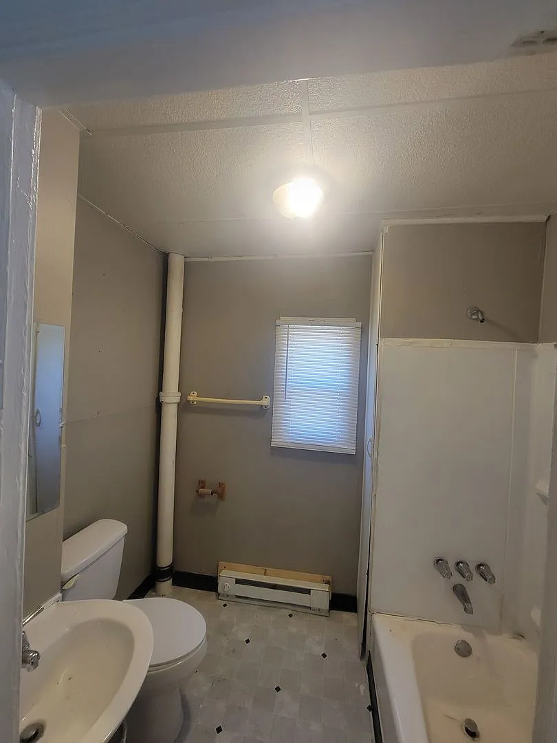 924 West 5th Street — Photo 2